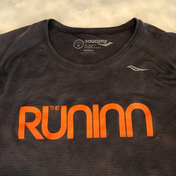 Saucony Short Sleeve Crew Neck Stripped Activewear Top in Grey + Orange Size M - Picture 2 of 7